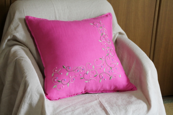 ベトナムの手刺繍クッションカバー【濃いピンク】