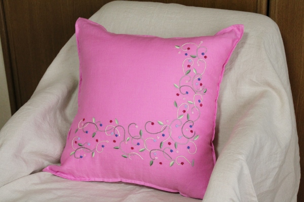 ベトナムの手刺繍クッションカバー【薄いピンク】