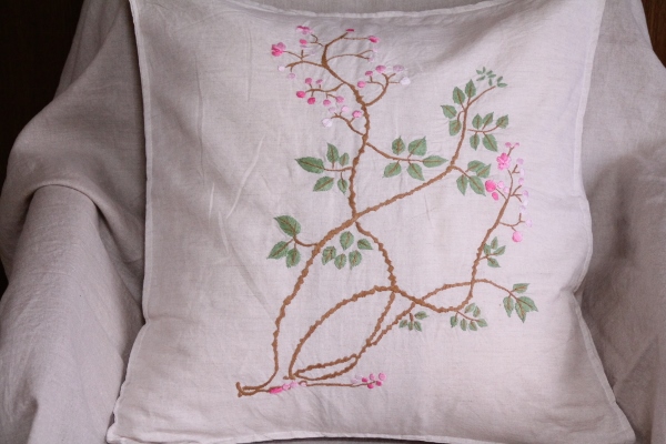 ベトナムの手刺繍クッションカバー【ベージュ】